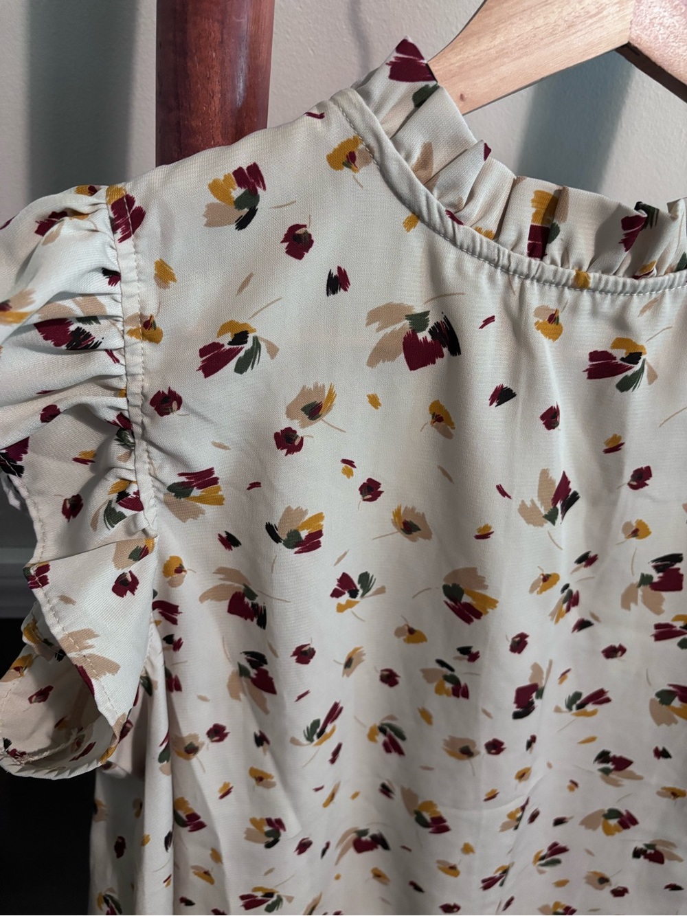MTS Women’s Cream Floral Flutter Sleeve Blouse - Picture 6 of 7
